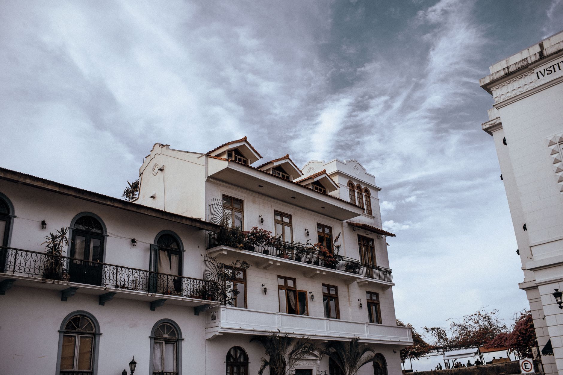 Colonial architecture and rooftop bars in Casco Viejo
